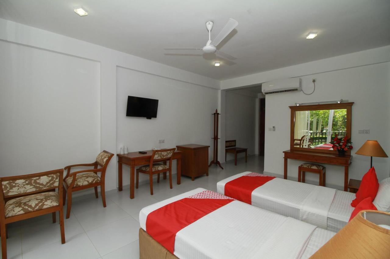 Garden Beach Hotel Kalutara Exterior photo